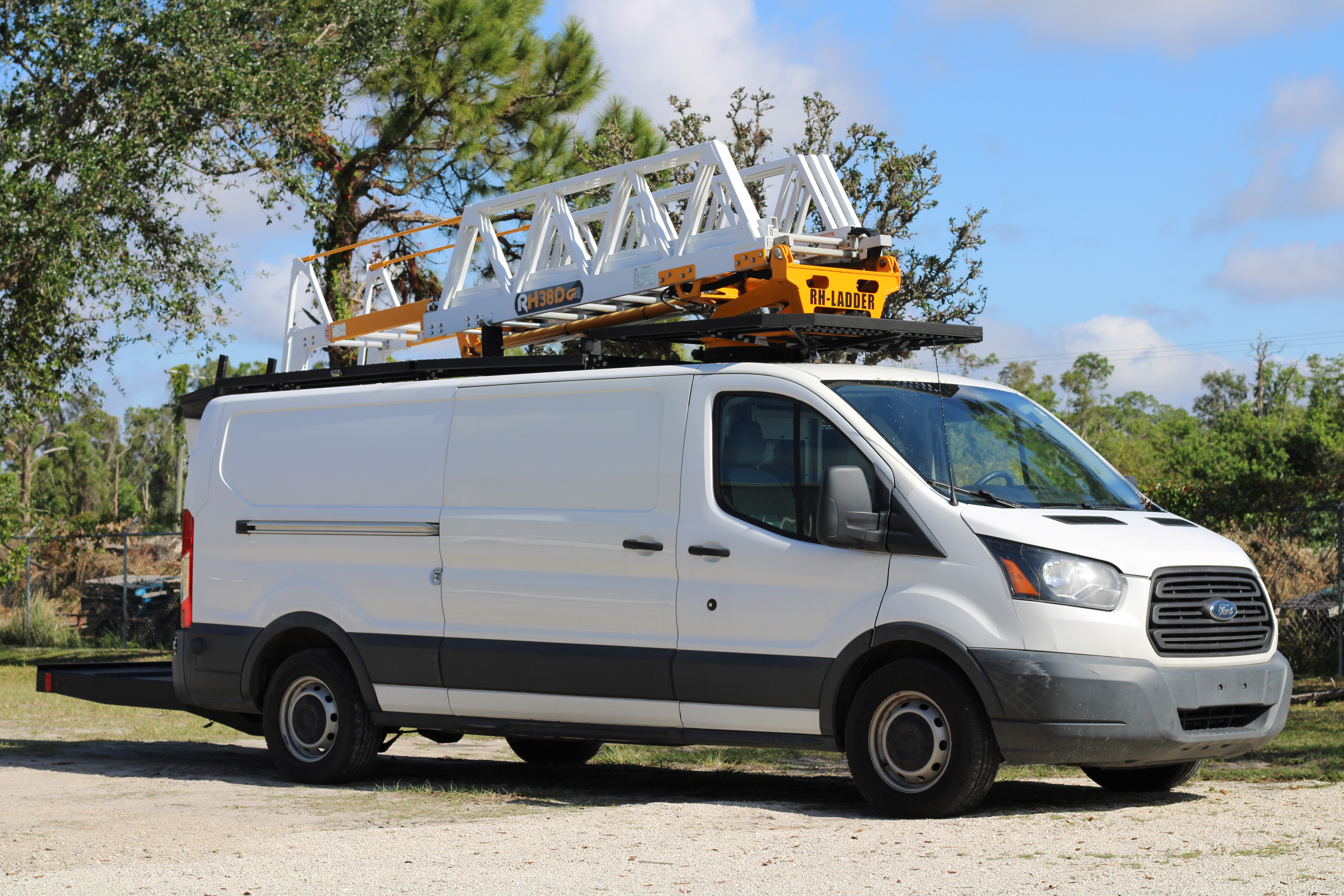 RH38DGA  - Ford Transit Low Roof 350 (2017)
